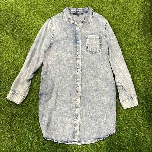 Ladies acid wash chambray button up shirt dress with pockets. - Picture 1 of 5
